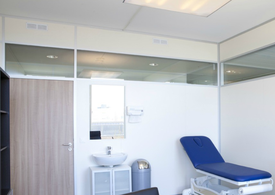 Aménagement d'un cabinet médical avec des cloisons-hoyez-H9B-Bord-à-bord-salle-d'attente-porte-bois-salle-de-soin
