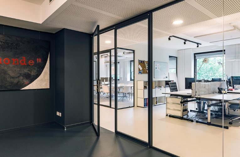 Glass office partition with aluminium frame I Hoyez